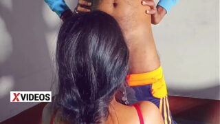 Una hermana joven se levanta