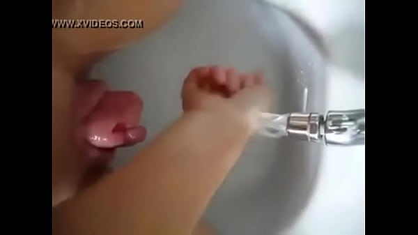 Ella juega con su coño