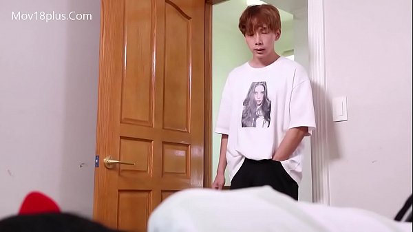 Chico coreano teniendo sexo con un niño