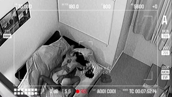 La verdadera Carter Camera lucha por el mejor sabor y bebe leche mientras suena la bocina.