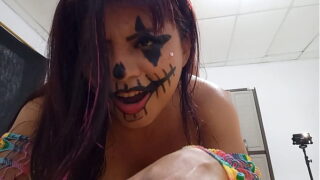 Lucky Short-Brother conoce a su hermana, que está vestida con un disfraz elegante en Halloween, por lo que le dice que haga algo inapropiado antes de ir a la fiesta. El verdadero problema es la podredumbre del porno real. sexo real