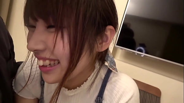 Mina es una mujer de 20 años muy realizada y se siente genial!! ¡Su coño está muy duro y se moja sin tocarlo! ¡Sus tetas son grandes y se ven tan lindas!