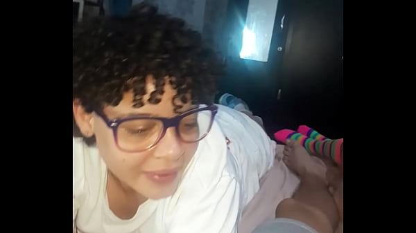 Mis dos niñas vienen a mi cuarto a dormir conmigo y termina pasando esto. Comenta si quieres ver el final de este vídeo, es realmente interesante.