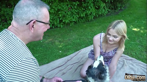 Petite Blande toma a un viejo en su coño mojado y le hace una mamada con Sweded·nble.ese