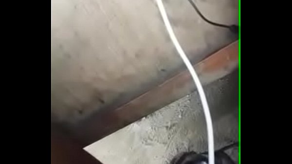 Quemó la vaca en el fuego.