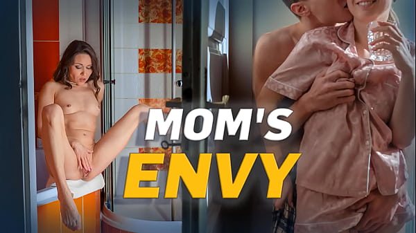 Madre. Estaba muy mojada y en problemas cuando trajo a su novio a la casa.