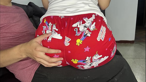 Un pobre inocente sentado en las piernas de sus padres para comer mientras los pervertidos siguen como ·nx.s.se