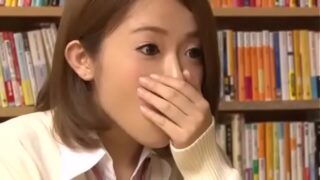 Una hermosa chica está en la biblioteca · ·nxx.com.se