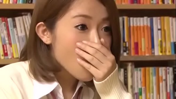 Una hermosa chica está en la biblioteca · ·nxx.com.se