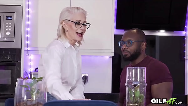 ¡A la abuela le gusta la gran polla negra! Gilf A Hardacorecores Granny Pron · Akhunze Bi · Garer.se.se