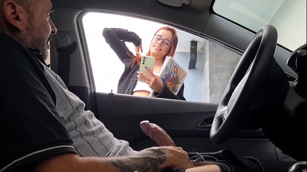 ¡Un fuerte atractivo en la calle en un grupo de chicas calientes en la calle! · N.com.se