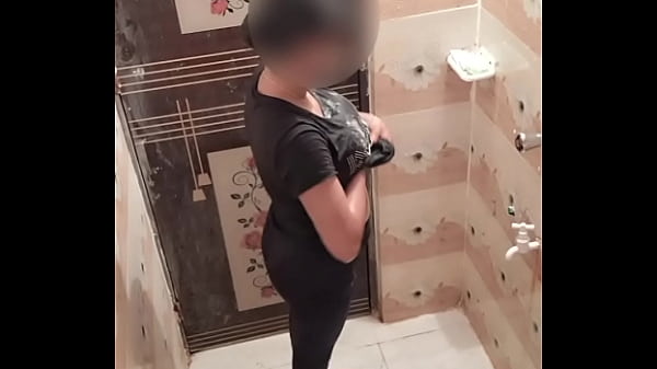 Bhabing bangladesí bañándose en el baño