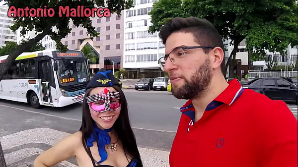 Destrozando a un niño brasileño en Carnaval