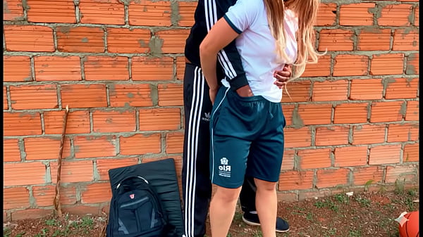 El estudiante se lo dio a la maestra en la casa abandonada y fue atrapado