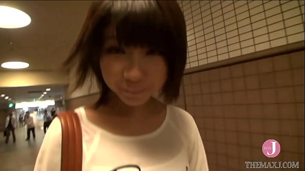 Ella lame la polla con una hermosa cara tradicional que