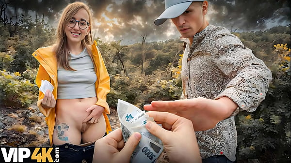 HAS4k. Conocí a un extraño desnudo con unas bonitas tetas en el bosque.