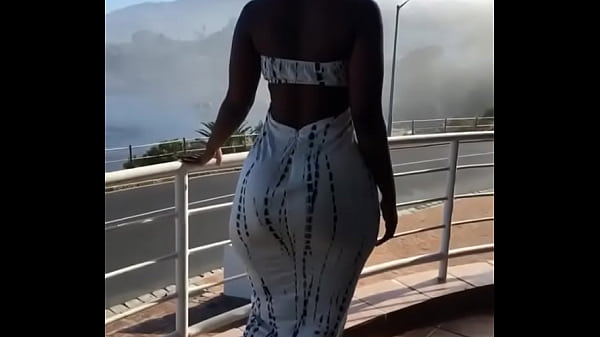 Korazon Kenya con un vestido maquillado