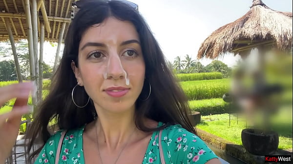 La hermana dura del porno está comiendo