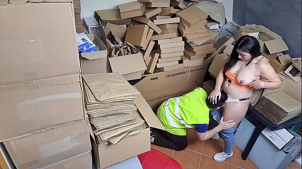 La sexy latina Weedess Boss sostiene a un empleado por