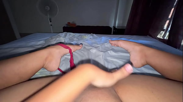 La universidad puede ser aburrida y mi única opción es cortarme mucho los genitales porque no tengo novio.