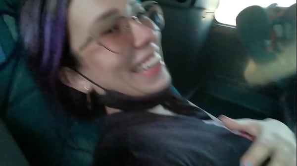 Mamada y cocina con nata en un autobús público