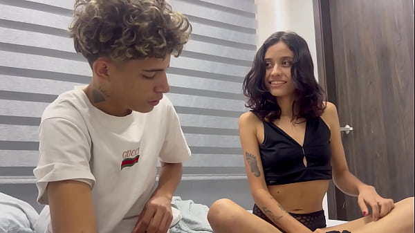 Mi hermanita me deja jugar con su ropa interior y quiero mejorar. El verdadero sexo de Amayer.