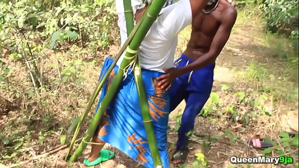 Nena de ébano caliente atada en una bomba apretada