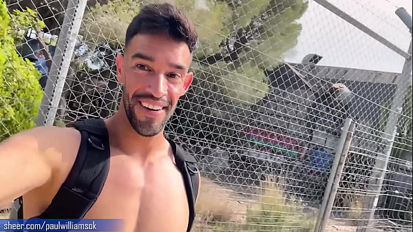 Un maníaco caliente camina desnudo por una casa abandonada. tienen que ver