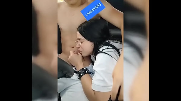 Una chica hermosa no debería pagarle a un taxista y ofrecerse a hacerle una mamada.