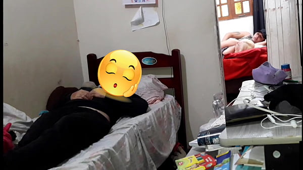 Una esposa infiel se molesta con su amante a sus espaldas