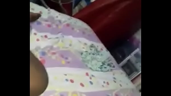 Una niña ruandesa dentro de la habitación.