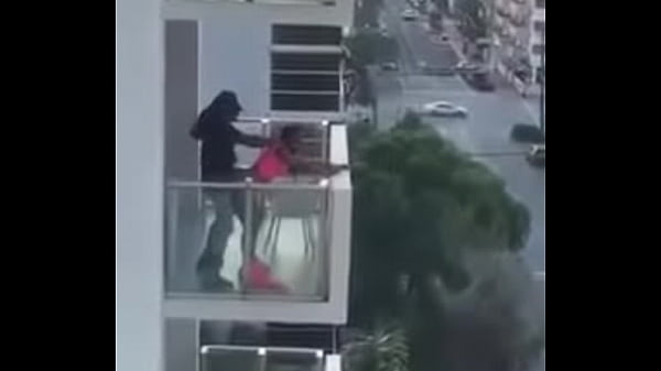 Una pareja teniendo sexo en el balcón