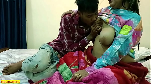 ¡Un tema candente utiliza un campo grande para encontrar sexo! sexo indio