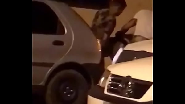 Me estoy comiendo a una chica en la parte trasera de un auto.