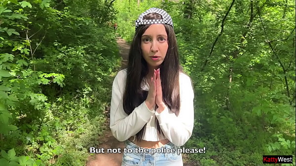 Atrapó a una chica que pintaba graffiti y la arregló en el bosque – semen en la ropa