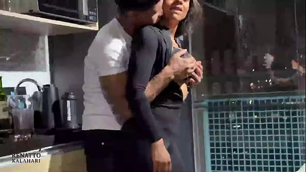 Comí caliente y caliente de la casa, la esposa de mi jefe, ¡feliz! Fui a la casa del jefe y llegó su ardiente esposa, se empezó a volver loca por mi polla. Hicimos mucho.