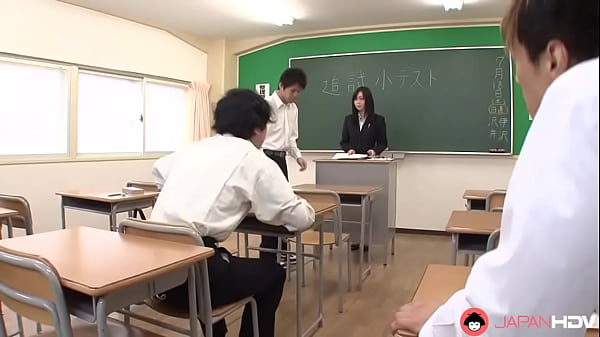 Dos asiáticos se follan a zorras mojadas