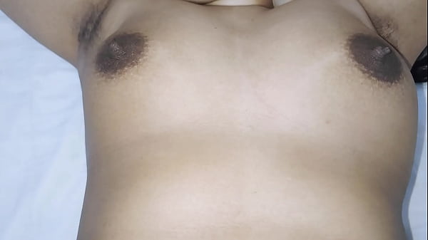 La belleza paquistaní cambia con una paja húmeda en la frente