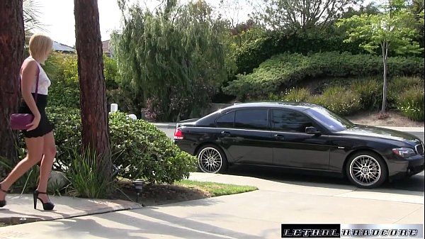 Rubia Rubia es cubierta de semen por el conductor