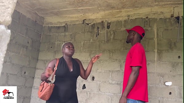 Un agente casado atrajo a un cliente a una casa sin terminar