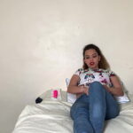 Una extraña chica mágica con una mano.