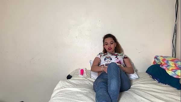 Una extraña chica mágica con una mano.