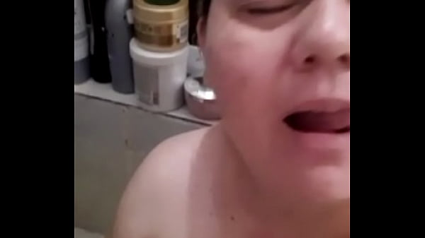 madura masturbándose