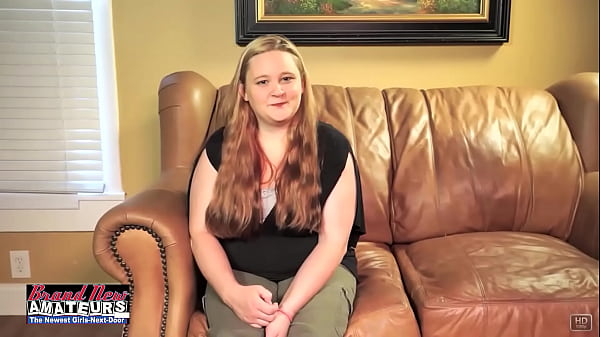 ¡La ninfómana gordita y sonriente se levantó comiendo culo y